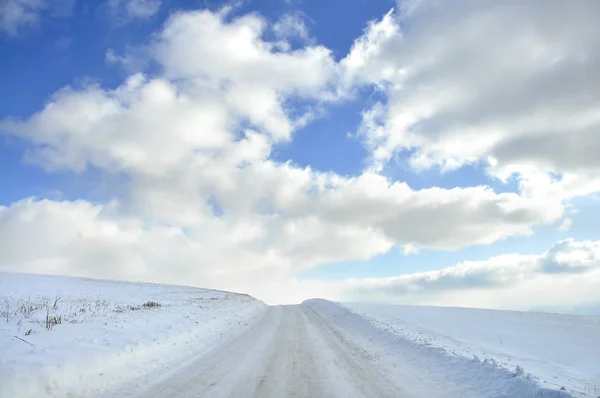 Karlı ülkenin kara ve gökyüzü — Stok fotoğraf