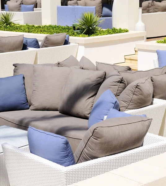 Sofa am Strand — Stockfoto