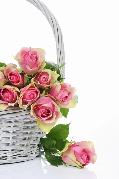 Букет розовых роз в корзине — стоковое фото
