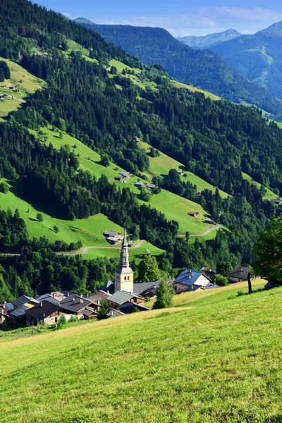 Hautekuce wieś w Alpach — Zdjęcie stockowe