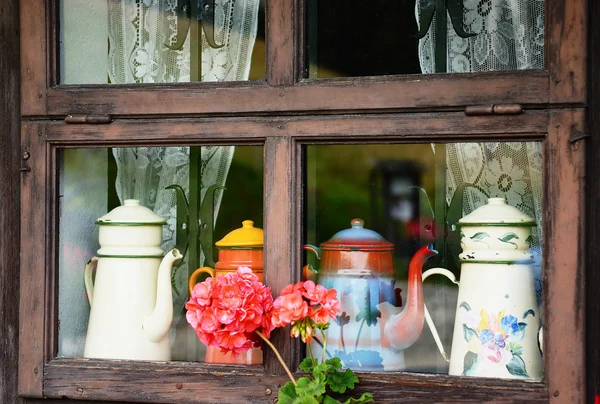 Окна деревянного коттеджа — стоковое фото