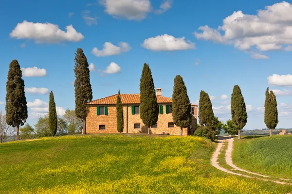 Tuscan çiftlik evi ve servi ağaçları. — Stok fotoğraf