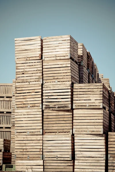 Lådor vertikal stackar — Stockfoto