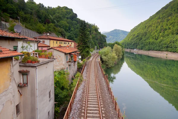 Ferroviária ao longo do rio — Fotografia de Stock
