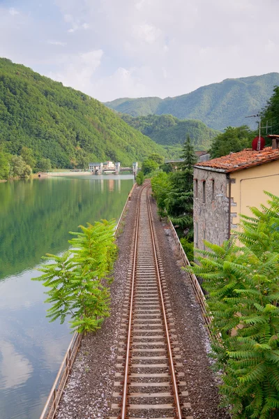 Spoorweg langs de rivier — Stockfoto
