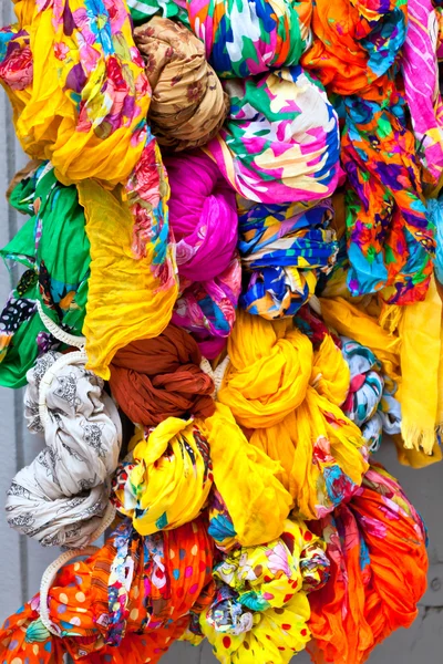 Många färg halsdukar — Stockfoto