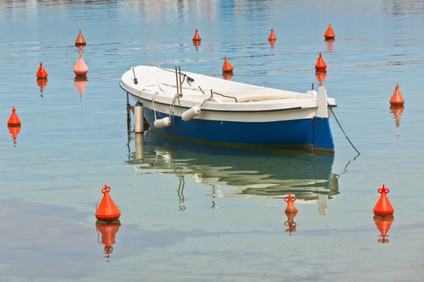 Лодка и много буев — стоковое фото