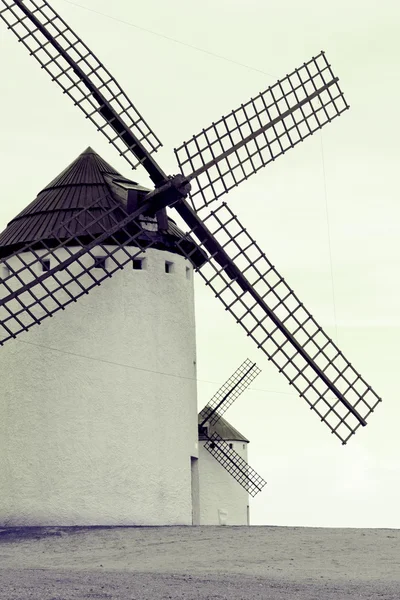 Moinhos de vento espanhóis velhos, imagem tonificada — Fotografia de Stock