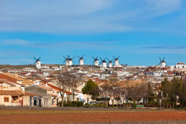 Blick auf alte spanische Windmühlen, campo de criptana — Stockfoto