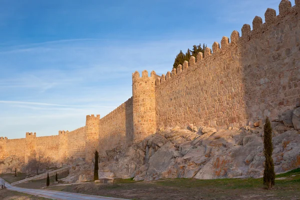 Muralla de la fortaleza y torres en Ávila — Foto de Stock