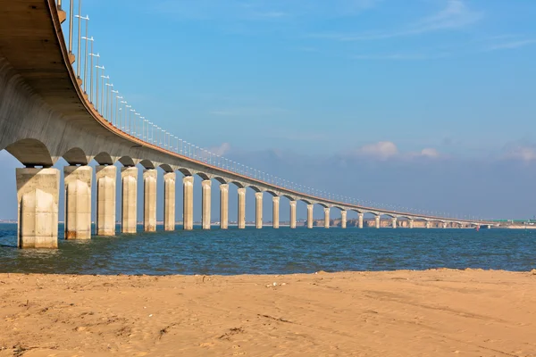 Betonbrücke über das Wasser — Stockfoto