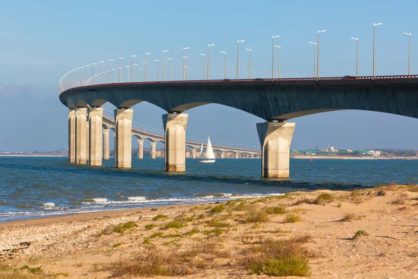 Puente de hormigón curvado sobre el agua — Foto de Stock