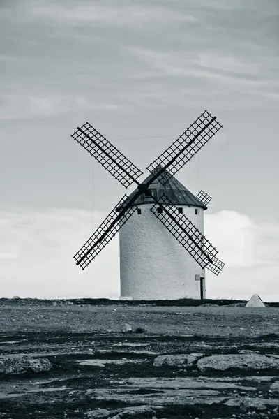 Oude Spaanse windmolen. getinte afbeelding — Stockfoto