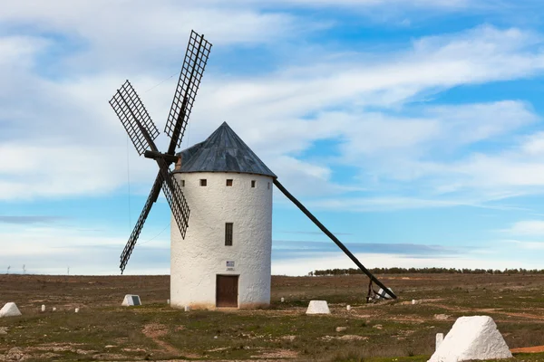 Moinho de vento espanhol velho — Fotografia de Stock
