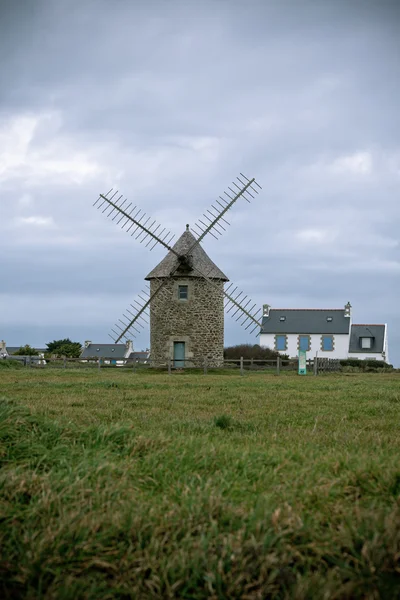 Moinho de vento velho na Bretanha — Fotografia de Stock