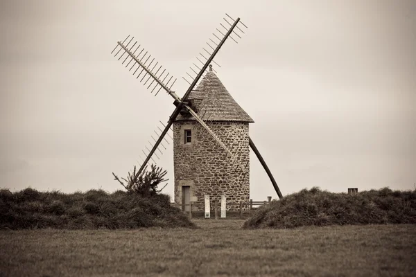 Paisagem maçante com moinho de vento velho — Fotografia de Stock