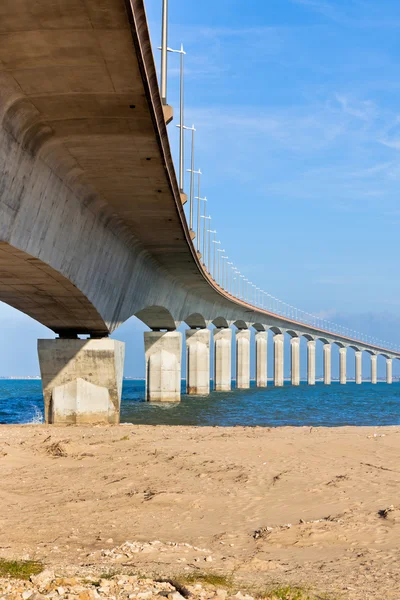 Ívelt beton híd a víz felett — Stock Fotó