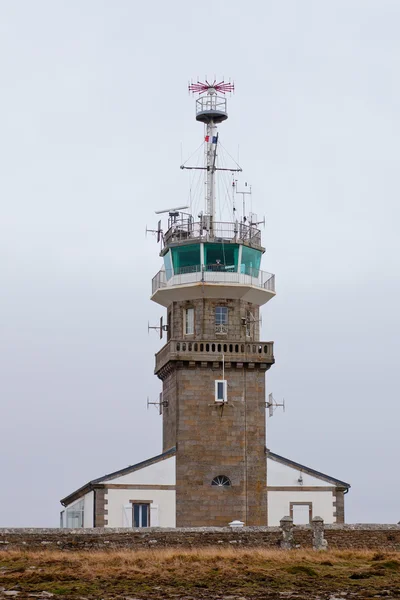 Старый каменный маяк с современным оборудованием — стоковое фото