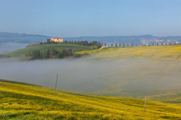 Bir sisin içinde Tuscan çiftlik evi — Stok fotoğraf