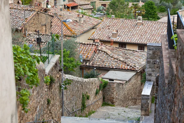 Уличная лестница в маленьком итальянском городке — стоковое фото