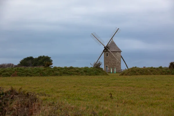 古い風車と退屈な風景 — ストック写真