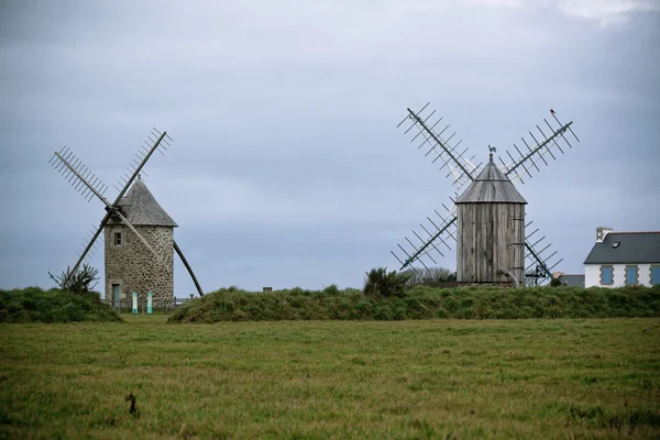 Paesaggio opaco con vecchi mulini a vento — Foto Stock