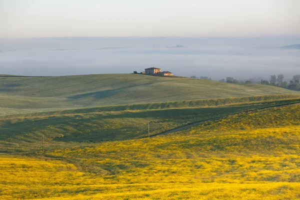 Boerderij in Toscane bij zonsopgang — Stockfoto