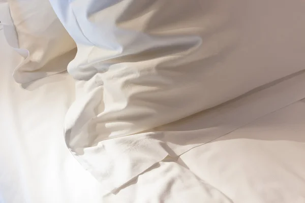 Bett mit frischer Bettwäsche — Stockfoto