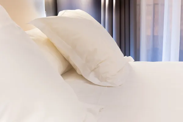 ホテルの部屋でベッド — ストック写真