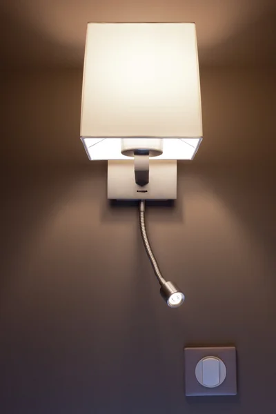 Moderne lamp in een slaapkamer — Stockfoto
