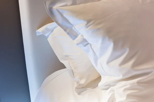Кровать в номере отеля — стоковое фото