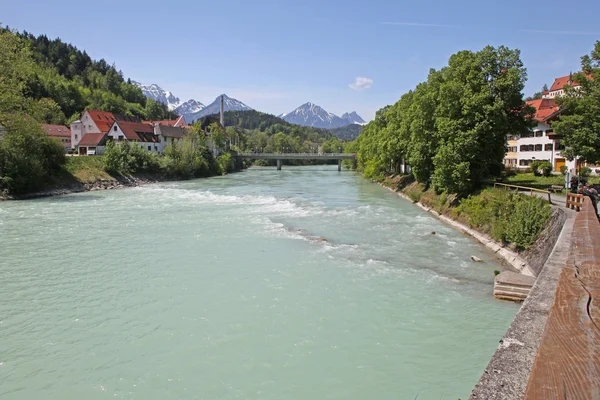 Belo rio na primavera tomada Fussen, Baviera, Alemanha — Fotografia de Stock