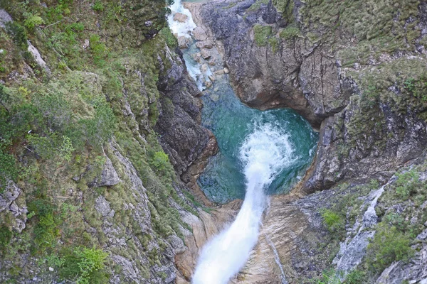 The waterfall in the canyon "Pöllatschlucht" near the castle "Neuschwanstein" in Bavaria — Stock Photo, Image