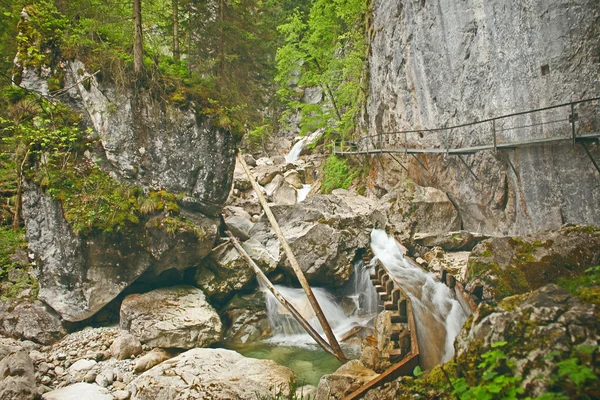 La cascade dans le canyon "PXollatschlucht" près du château "Neuschwanstein" en Bavière — Photo