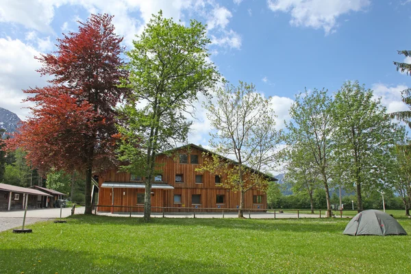 Maison en bois de montagne dans les Alpes en Bavière — Photo