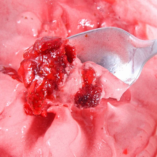 Клубничное розовое мороженое — стоковое фото