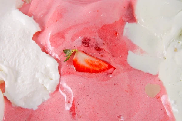 用草莓冰淇淋勺σέσουλα παγωτού με φράουλα — Φωτογραφία Αρχείου