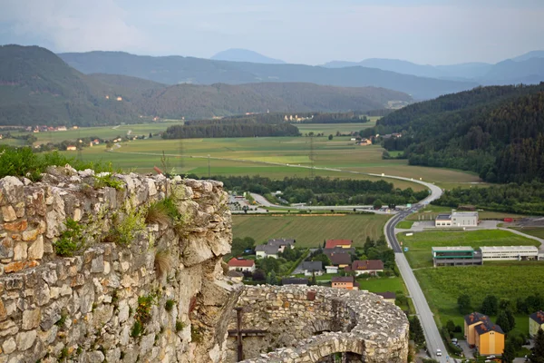 Veduta della valle dalle rovine del castello medievale in Austria — Foto Stock