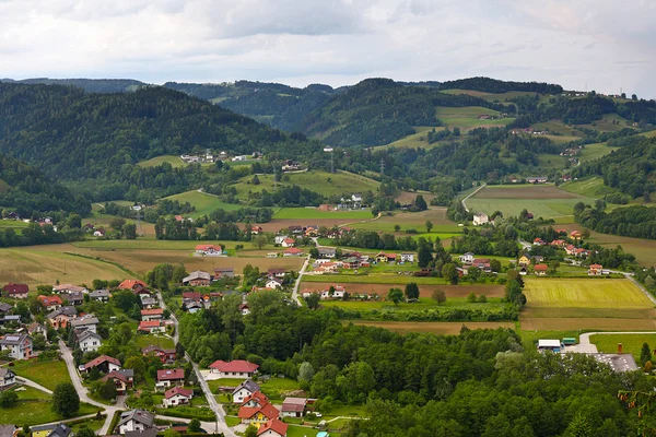 Widok na dolinę z ruin średniowiecznego zamku w Austrii — Zdjęcie stockowe
