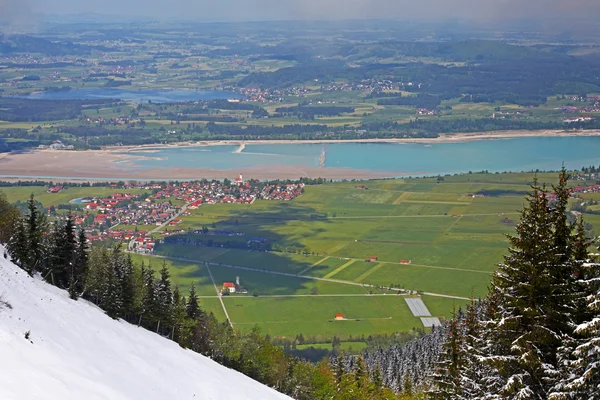 Landskap av bayerska Alperna i Tyskland, hohenschwangau slott Visa landskap av bayerska Alperna i Tyskland, hohenschwangau slottsutsikt — Stockfoto