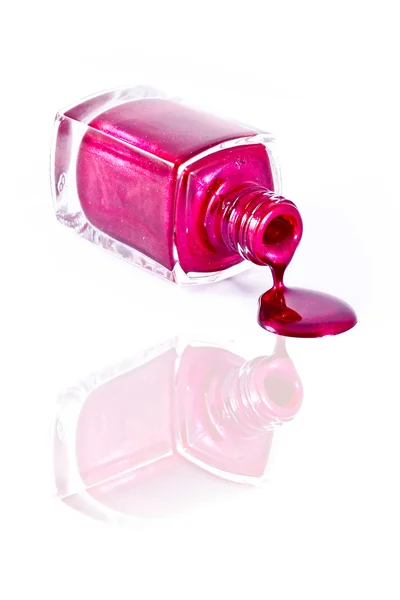 Rode nagellak fles met splatters geïsoleerd op witte achtergrond — Stockfoto