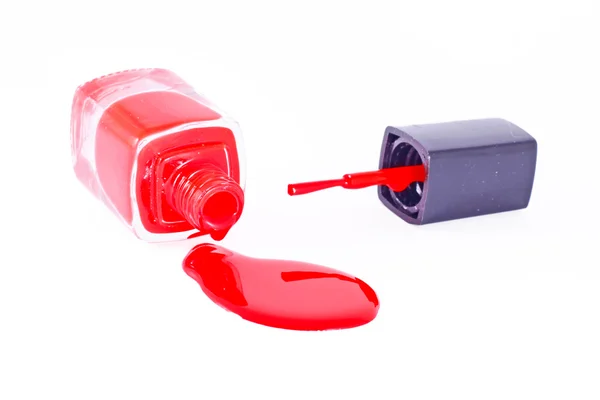 Красный лак для ногтей и бутылка на белый — стоковое фото