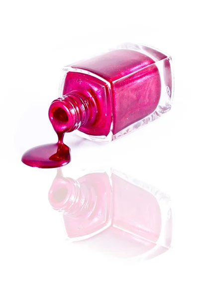 白い背景上に分離されて飛び散っと赤のマニキュア液ボトル — ストック写真