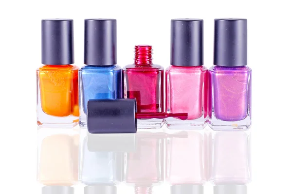 Groep van kleurrijke nagel poetsmiddelen geïsoleerd op wit — Stockfoto