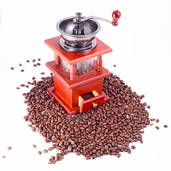 背景をぼかした写真のコーヒー豆のコーヒー グラインダーの写真. — ストック写真