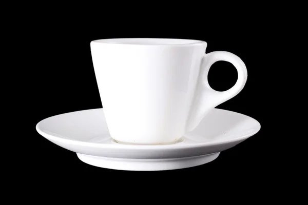 Weiße Tasse mit heißem Kaffee und Dampf auf schwarz — Stockfoto