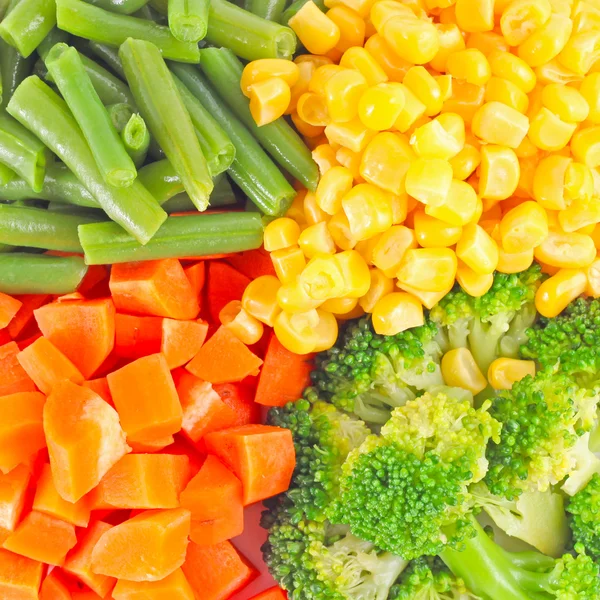 Blandade grönsaker på vit bakgrund — Stockfoto