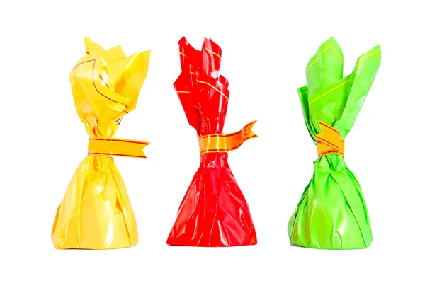 Три ізольовані барвисті цукерки - червоні, зелені, жовті — стокове фото