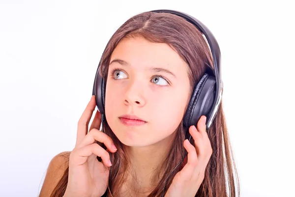 Menina adolescente agradável ouvir música com fones de ouvido — Fotografia de Stock