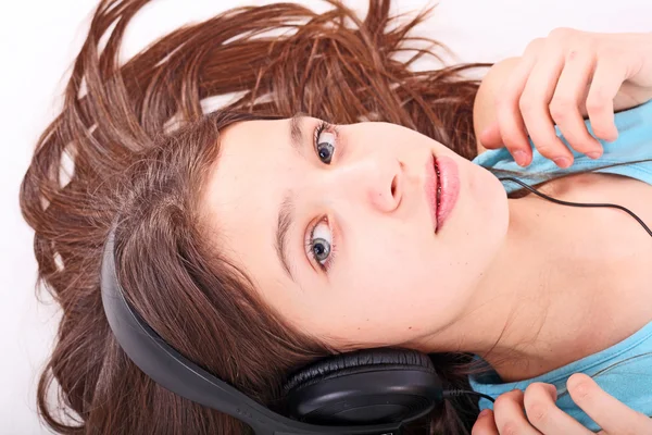 Bella ragazza adolescente che ascolta musica con le cuffie — Foto Stock